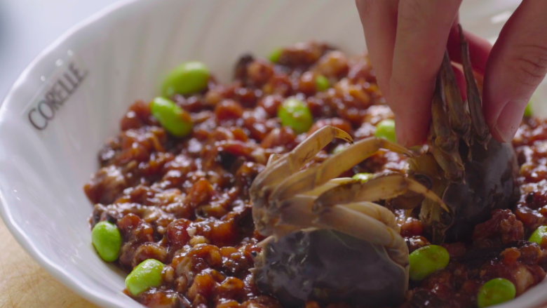 六月黄毛豆蒸肉饼,将螃蟹嵌入到<a style='color:red;display:inline-block;' href='/shicai/ 442'>肉末</a>里面,使螃蟹鲜美的味道全部进入肉饼里。