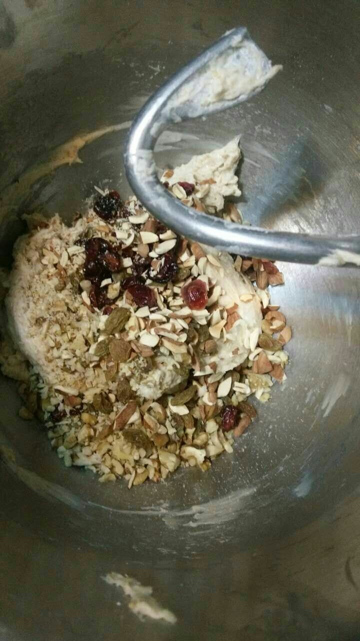 全麦核桃包~软欧包,加入果仁。(面包里面包裹果仁的在这一步不用加入果仁,直接醒发面团就可以啦)