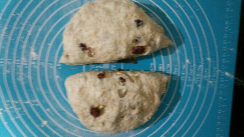 全麦核桃包~软欧包,发酵好的面团,取出中间分割两个小面团。