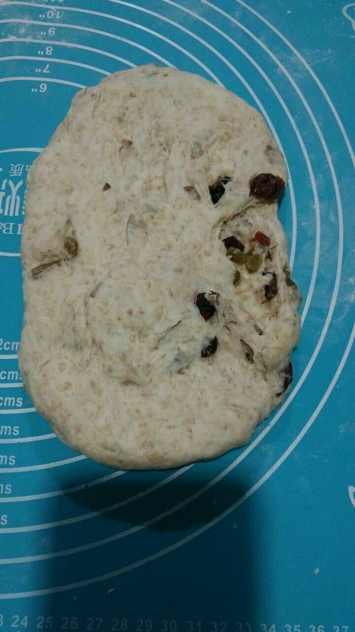 全麦核桃包~软欧包,松弛好的面团,整理成长方形,(包裹果仁在这一步把果仁均匀的撒在上面,从上往下卷起成橄榄形状,放烤盘第二次醒发就即可。)