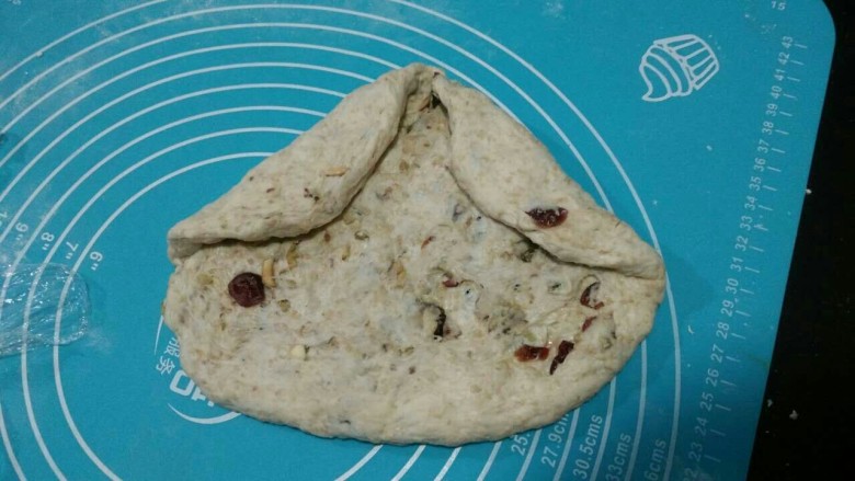 全麦核桃包~软欧包,把一边的两个角向内折叠