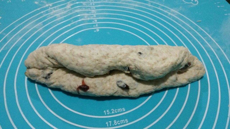 全麦核桃包~软欧包,整理成橄榄形状。
