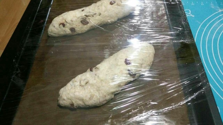 全麦核桃包~软欧包,封口处压紧,封口朝下放入烤盘,