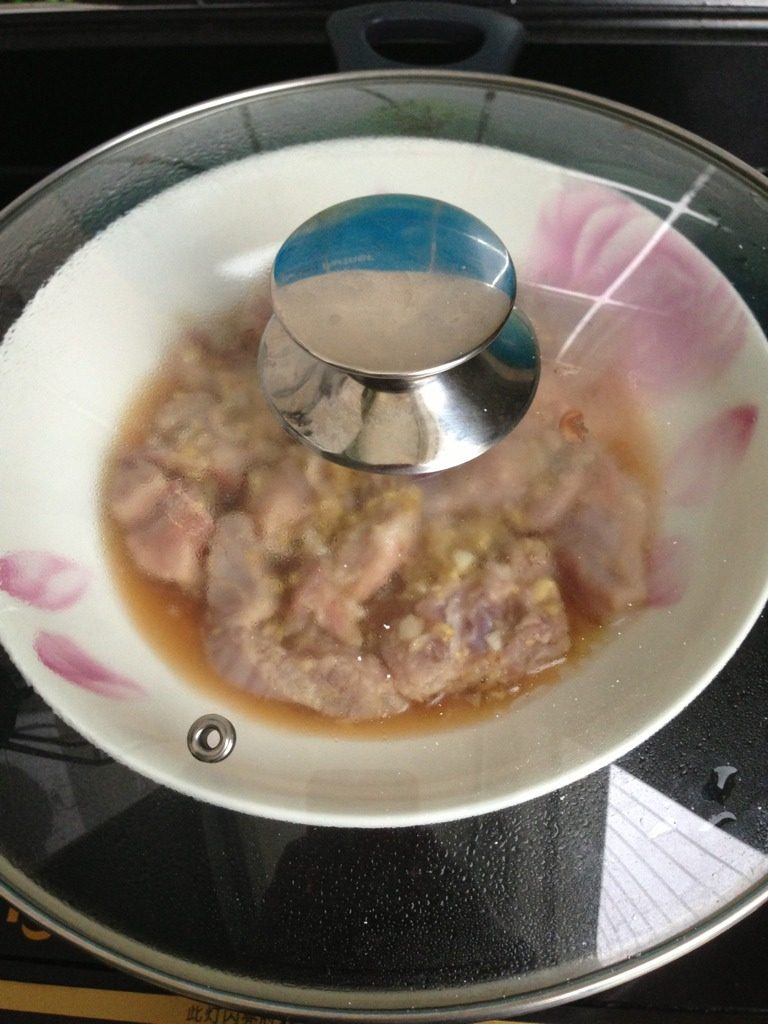 蒜香姜蓉蒸排骨,把<a style='color:red;display:inline-block;' href='/shicai/ 2794'>大蒜</a>和<a style='color:red;display:inline-block;' href='/shicai/ 37'>姜</a>切碎越碎越好，切好一起放进过完热水的排骨里再加生粉，适量的酱油，鸡粉，盐，糖还有食用油，拌一下腌20分钟下锅里隔水蒸10〜15分钟就可以了（如果排骨多时间就要延长）