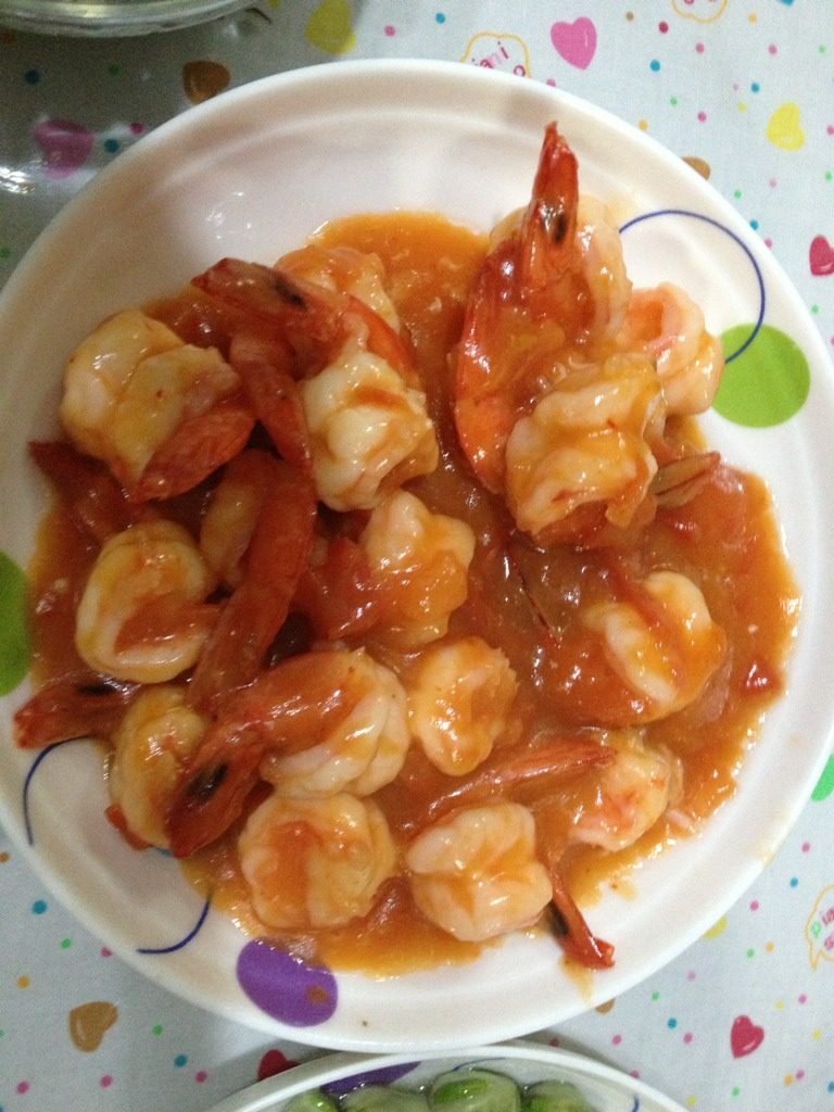 茄汁虾球,<a style='color:red;display:inline-block;' href='/shicai/ 300'>虾</a>去头去壳，留尾巴，从背部切开，洗净，用纸巾把<a style='color:red;display:inline-block;' href='/shicai/ 300'>虾</a>仁吸干，<a style='color:red;display:inline-block;' href='/shicai/ 59'>番茄</a>洗净切成小块