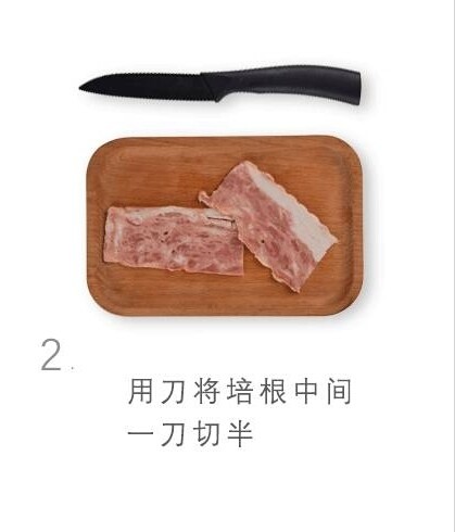 金针菇培根卷,用刀将<a style='color:red;display:inline-block;' href='/shicai/ 443'>培根</a>中间切一半