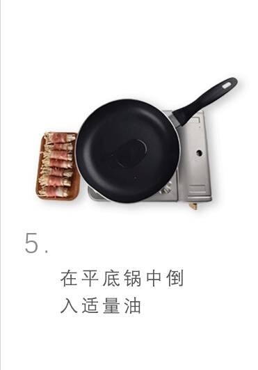 金针菇培根卷,在平底锅中倒入适量油