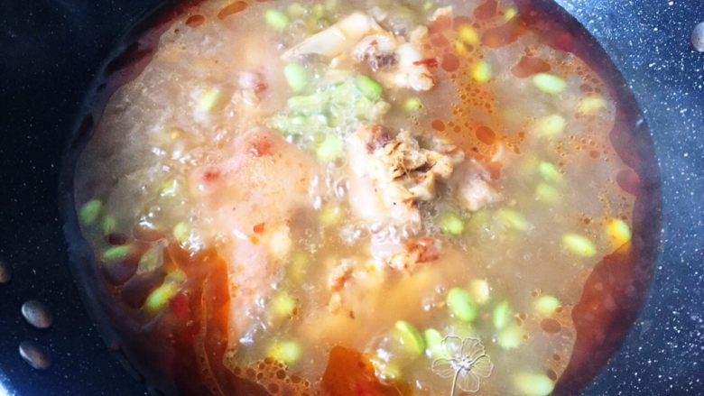 青豆烧猪蹄(豪迈版)😂,烧开后加入适量盐调味。(如果豆瓣酱比较咸就不用加盐了),转小火煮至汤汁浓稠。