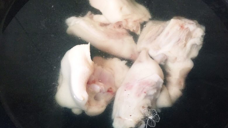 青豆烧猪蹄(豪迈版)😂,锅里烧开水将猪蹄倒入煮开祛除血泡。
