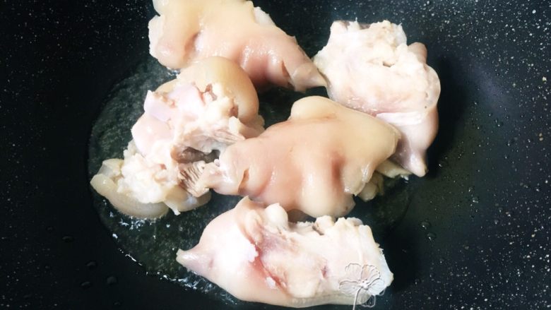 青豆烧猪蹄(豪迈版)😂,倒入猪蹄煸炒出油。