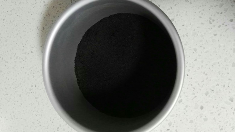 榴莲芝士慕斯蛋糕,将饼干用擀面杖碾成粉末状,或用料理机打碎,加入座水融化后的黄油,混合均匀后,倒入模具压实冷藏待用。