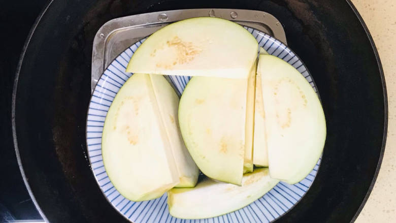 凉拌蒸茄子,装入盘里,加入锅里,镉水蒸熟