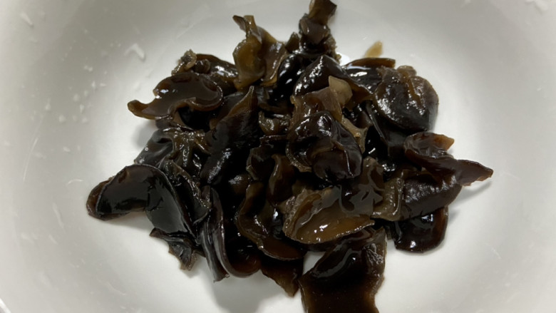 五花肉炒黄瓜➕五花肉木耳炒黄瓜,泡发好的木耳揉搓洗净,撕成小朵