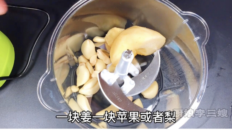 香辣爽脆的朝鲜族辣白菜制作方法,绞肉机之中加入大蒜（多点）<a style='color:red;display:inline-block;' href='/shicai/ 37'>姜</a>和苹果或者梨