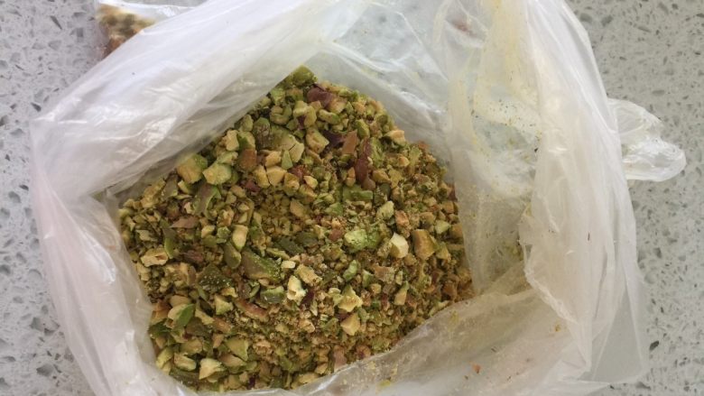巧克力双层百力滋,开心果去皮,放入保鲜袋里压碎