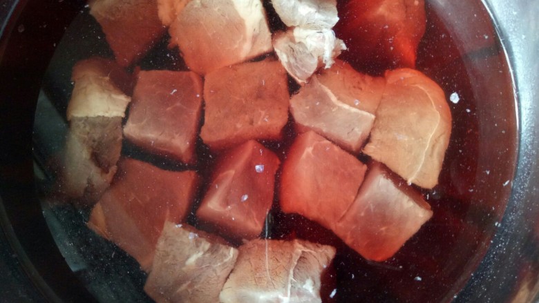 红烧牛肉炖鹌鹑蛋,<a style='color:red;display:inline-block;' href='/shicai/ 216'>牛肉</a>首先用冷水冲洗干净,之后冷水泡2小时,中途需要换两次水。