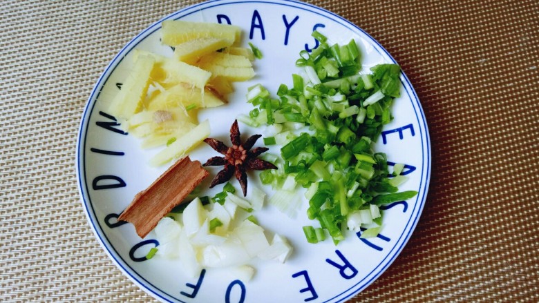 红烧牛肉炖鹌鹑蛋,准备烧牛肉的调料。