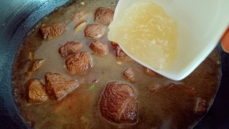 红烧牛肉炖鹌鹑蛋,加水,没过牛肉就可以,加冰糖。大火烧开,转小火慢炖。