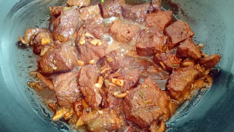 红烧牛肉炖鹌鹑蛋,小火炖了40分钟,用筷子扎了一下,牛肉已经很烂了。