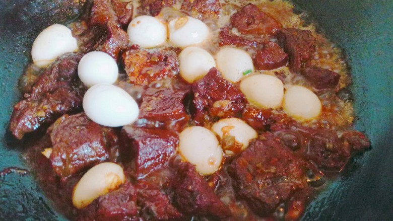 红烧牛肉炖鹌鹑蛋,加入煮熟,剥好皮的鹌鹑蛋。中小火10分钟即可关火出锅。(我没有加盐,可以品尝一下是否适合自己的口味,可以根据个人口味调味,喜欢吃辣的还可以加一些辣椒。)