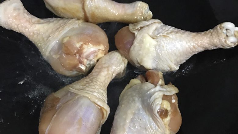 可乐鸡腿(炸鸡腿)
,锅里放少许油,中火,把鸡腿煎制金黄色