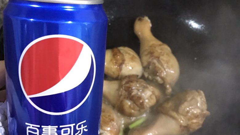 可乐鸡腿(炸鸡腿)
,煎制金黄色、加入八角和可口可乐,加入适量的生抽中火慢煮