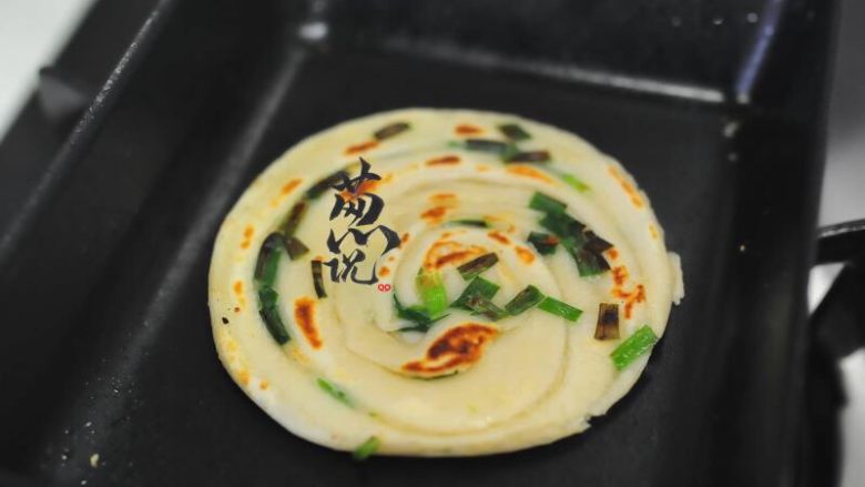 葱说快手早餐菜谱-酥脆烫面葱油饼,平底锅内加少许油,中火将饼煎制两面金黄。