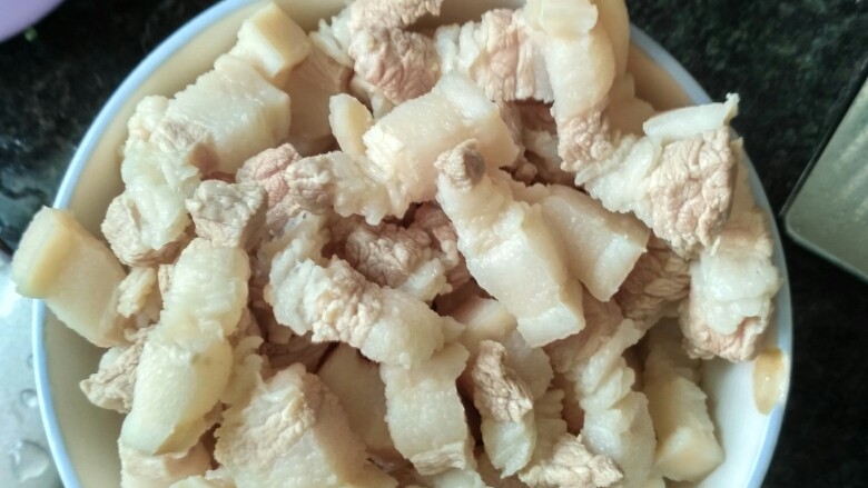 自制卤肉饭,控下水,切成小条状或肉丁