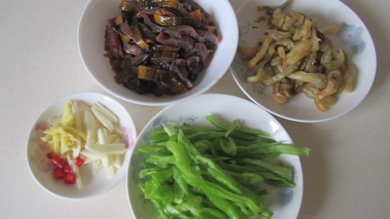 青椒榨菜炒鳝丝,准备好材料;