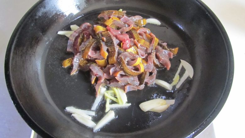 青椒榨菜炒鳝丝,爆香后加入<a style='color:red;display:inline-block;' href='/shicai/ 359'>鳝鱼</a>丝进去翻炒;