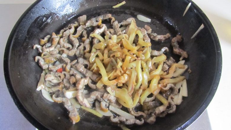 青椒榨菜炒鳝丝,倒入<a style='color:red;display:inline-block;' href='/shicai/ 722'>榨菜</a>丝翻炒;