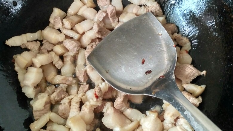 自制卤肉饭,把肉倒入底油中,煎出油