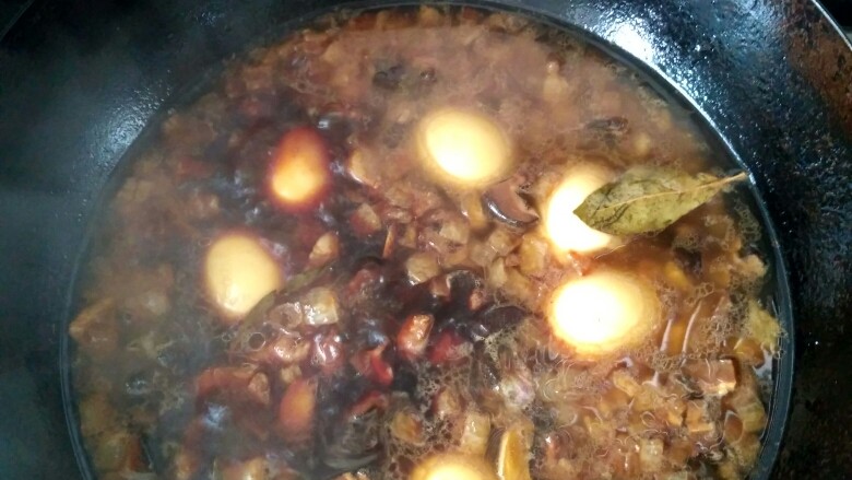自制卤肉饭,把鸡蛋,洋葱一起放进去煮开