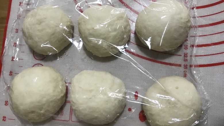 香葱培根芝士面包(咸香味),将发酵好的面团取出,轻压排气。分割成6份,滚圆。盖上保鲜膜松弛15分钟
