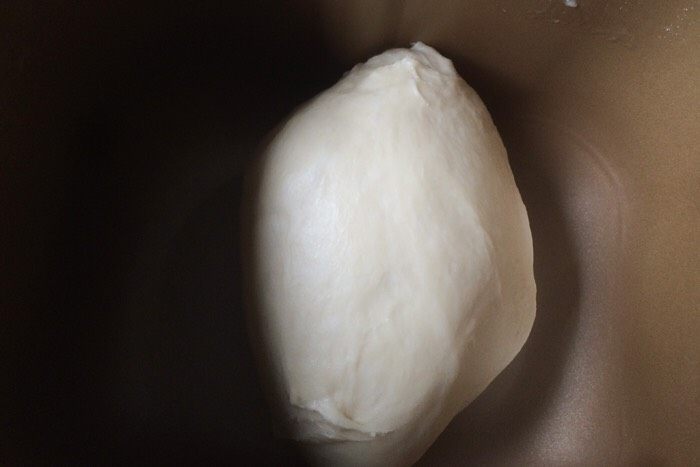 香葱培根芝士面包(咸香味),慢速搅拌均匀,再快速搅拌至表面光滑。