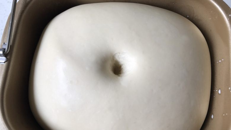 香葱培根芝士面包(咸香味),用手指在中间戳下去一个小洞,不会回弹,说明发酵完成。