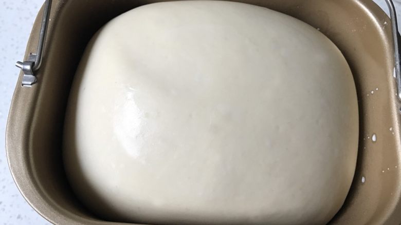 香葱培根芝士面包(咸香味),发酵好的面团表面光滑