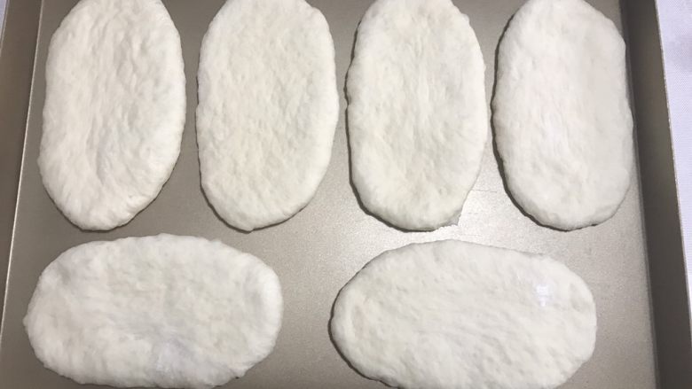 香葱培根芝士面包(咸香味),放入烤箱二次发酵。温度38度,烤箱内放一碗温水,保证湿度环境。