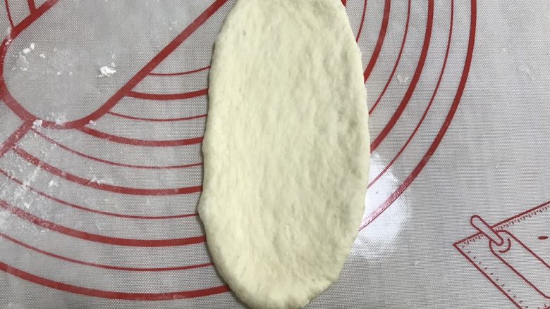 香葱培根芝士面包(咸香味),用擀面杖擀成牛舌长条形状。