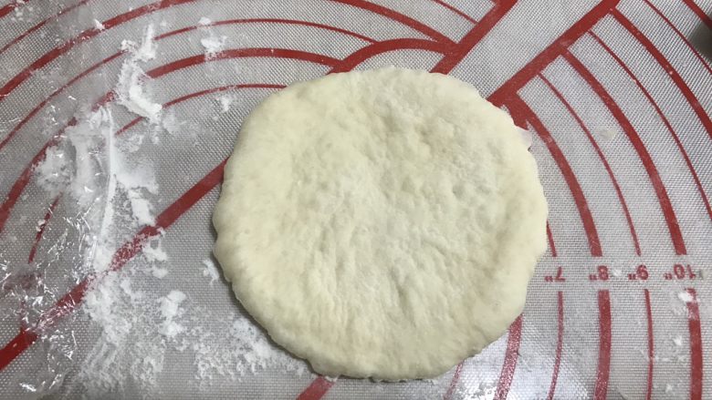 香葱培根芝士面包(咸香味),取一个面团,轻轻压扁。