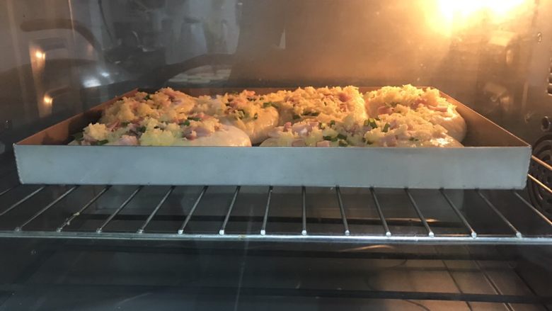 香葱培根芝士面包(咸香味),刷蛋液,此时预热烤箱上下火200度。烤箱提前预热,220度5分钟