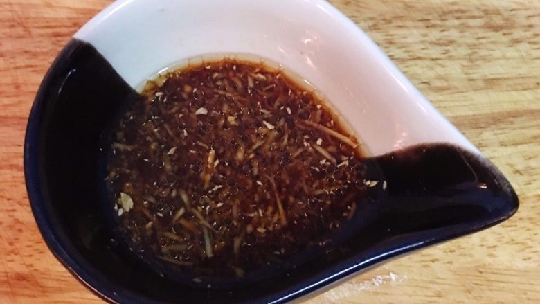 花雕蒸螃蟹佐薑醋醬汁,蒸螃蟹時可調製薑醋醬汁,吃螃蟹沾這個醬汁除了增加螃蟹的甜美外亦可去腥,更可抵消螃蟹的寒性,並有殺菌作用。