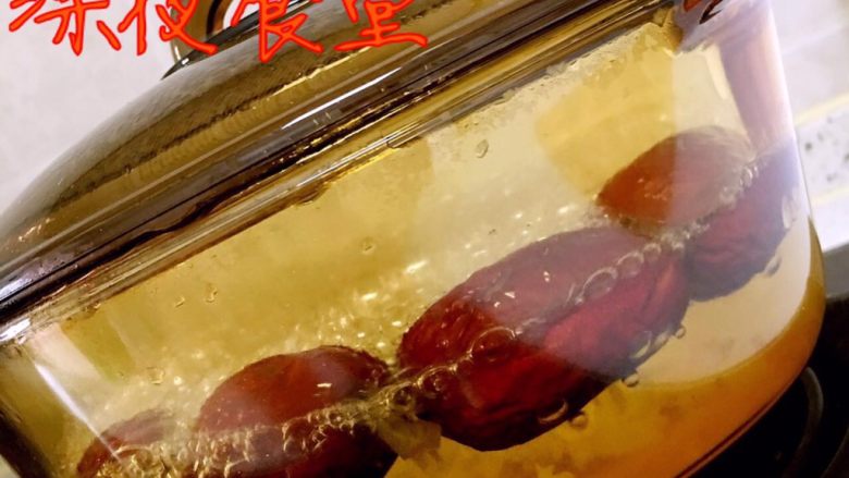 银耳红枣羹,一起下锅煮大火煮沸