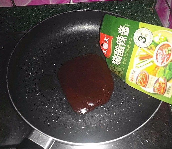 韩国糖醋肉,另起锅,加热后放油,再倒入韩式糖醋辣酱