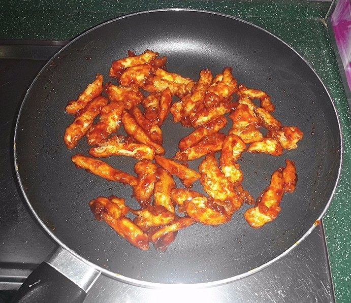 韩国糖醋肉,快速翻炒,待鸡柳上均匀裹上糖醋酱后关火