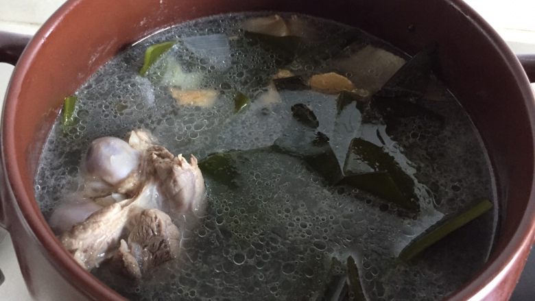 筒骨海带汤,加入刚刚准备好的海带煮开,继续转小火慢炖。