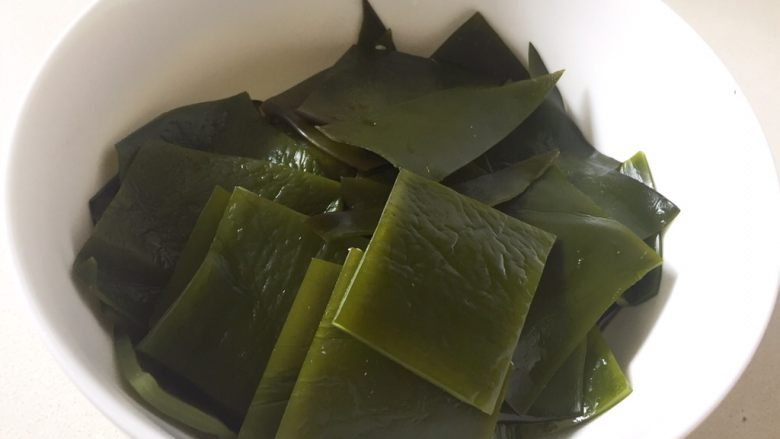 筒骨海带汤,切成需要的大小,我一般切成方块。