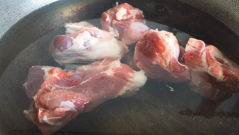 筒骨海带汤,锅里放水,大骨头和咸肉入锅里煮沸。