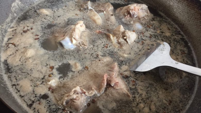 筒骨海带汤,大概煮3-5分钟即可关火。肉里的血沫还是很多哈,焯水这一步是必不可少的。