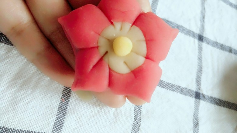 美的不要不要的手残党和果子,把黄色放上当做花蕊,再压出花蕊部分的纹路,整理下,一朵桔梗花就做好了。